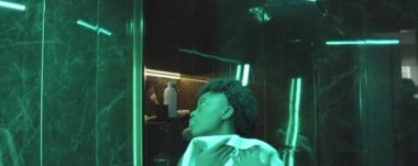 Genç Afrikalı Amerikalı kadın evdeki banyoda duş aldıktan sonra havlu kullanıyor.