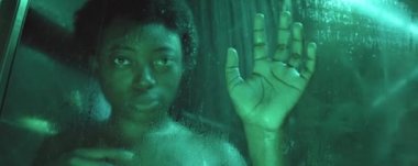 Genç Afrikalı Amerikalı kadının duş kabininde el ele tutuşup kameraya baktığı görüntüyü yakınlaştır.