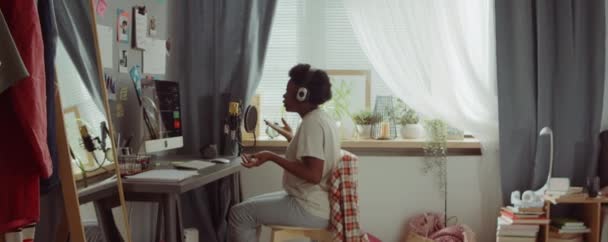 Zoom Toma Joven Mujer Afroamericana Los Auriculares Sentados Escritorio Dormitorio — Vídeos de Stock
