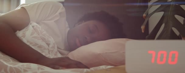 Jeune Femme Afro Américaine Réveillant Dans Son Lit Maison Regardant — Video