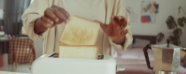 Genç Afrikalı Amerikalı Kadın Tost Makinesinden Bir Dilim Ekmek Alıyor — Stok video