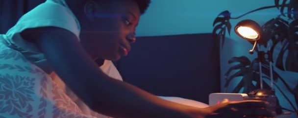 Jeune Afro Américaine Boire Eau Verre Éteindre Lampe Endormir Dans — Video