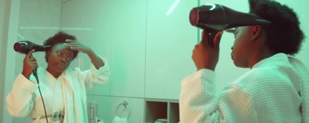 Joven Mujer Afroamericana Usando Secador Pelo Mientras Seca Cabello Baño — Vídeos de Stock