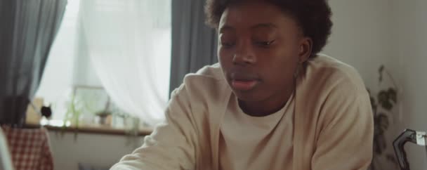 Caméra Portable Prise Vue Jeune Femme Afro Américaine Buvant Café — Video