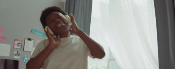Caméra Portable Prise Vue Jeune Femme Afro Américaine Joyeuse Écoutant — Video