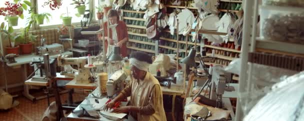 Высокоуровневый Снимок Двух Многоэтнических Женщин Работающих Вместе Мастерской Производству Обуви — стоковое видео