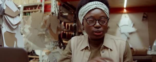 Femme Afro Américaine Discuter Nouvelles Chaussures Faites Main Sur Appel — Video
