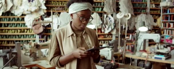 Obloukový Záběr Mladé Afroameričanky Pracující Digitálním Tabletu Obuvnické Dílně — Stock video