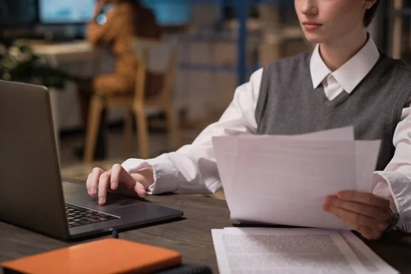 Femme d'affaires travaillant avec des documents au bureau — Photo