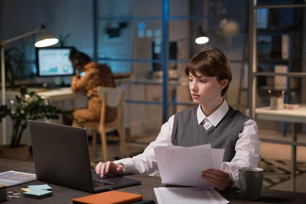 Femme dactylographiant des documents sur ordinateur portable — Photo