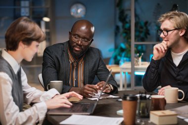 Ofiste ekip halinde çalışan iş adamları.