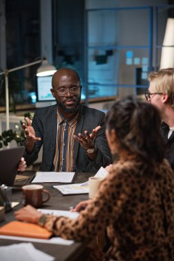 Toplantıda oturan iş adamları