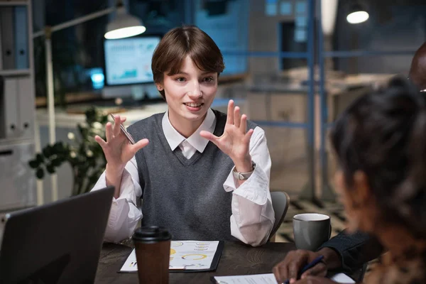 Zakenvrouw in gesprek met werknemers — Stockfoto