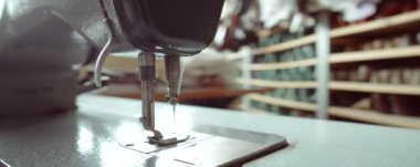 Atölyedeki dikiş makinesinin seçici odak fotoğrafını kapat