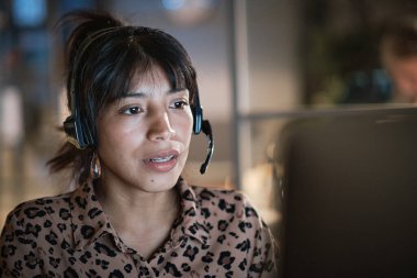 Müşteri hizmetlerinde çalışan kadın