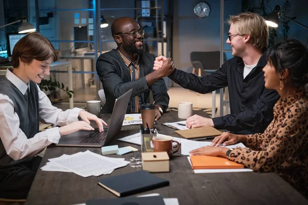 Succesvolle handdruk op zakelijke bijeenkomst — Stockfoto