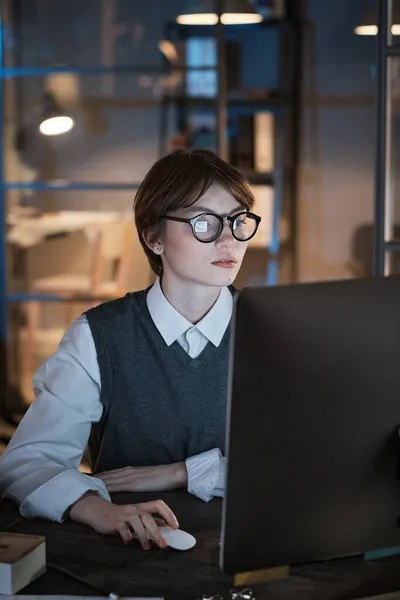 Femme travaillant au bureau jusqu'à tard dans la nuit — Photo