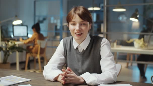 Joven Mujer Negocios Bonita Mirando Cámara Sonriendo Hablando Mientras Sienta — Vídeos de Stock