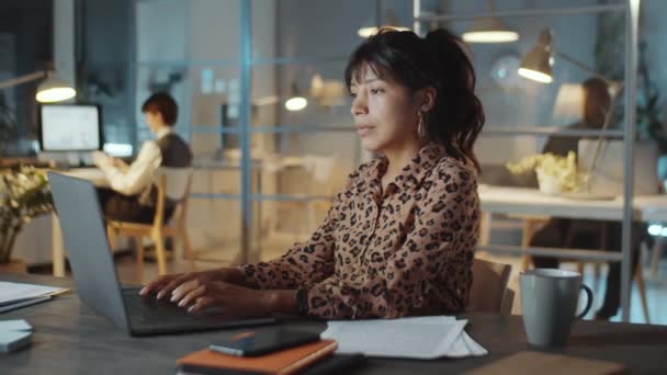 Jovem Empresária Hispânica Digitando Laptop Mesa Enquanto Trabalhava Demais Escritório — Vídeo de Stock