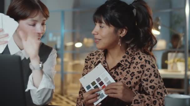 Dos Jóvenes Empresarias Multiétnicas Discutiendo Paleta Colores Mientras Trabajan Durante — Vídeos de Stock