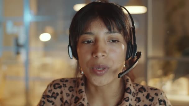Hispanische Geschäftsfrau Mit Drahtlosem Headset Blickt Die Kamera Und Telefoniert — Stockvideo