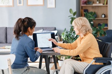 Yaşlı kadın yeni işi asistanıyla öğreniyor.