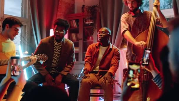 Junge Afroamerikanische Und Kaukasische Männer Geben Hausmusik Konzert Während Menschen — Stockvideo