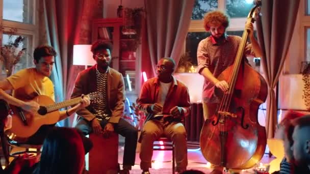 Genç Afro Amerikalı Erkeklerin Şarkı Söylemelerini Beyaz Müzisyenlerin Gitar Çalmasını — Stok video
