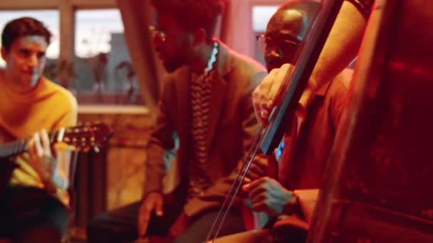 Tilt Shot Young Caucasian Man Plucking Strings Double Bass While — Vídeo de stock