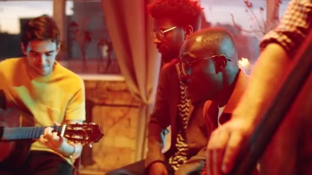 아프리카 미국인 남자들은 밴드가 콘서트에서 라이브 음악을 연주하는 노래를 부른다 — 비디오