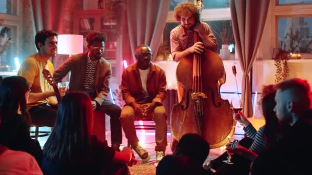 Glada Multietniska Musiker Som Dricker Och Pratar Med Publiken Efter — Stockvideo