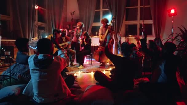 Zoom Foto Pessoas Sentadas Chão Estúdio Aplaudindo Banda Música Jovem — Vídeo de Stock