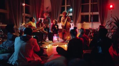 Genç müzik grubunun konser verdiği sahneyi yakınlaştırın ve hayranları alkışlamak için sahnede durun.