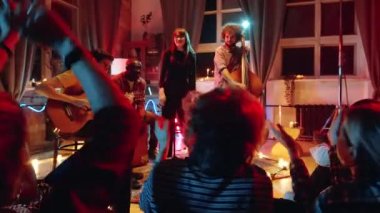 Enstrümantal müzik çalan ve konserde izleyiciler için şarkı söyleyen genç müzisyenlerden oluşan bir grubun arkası.