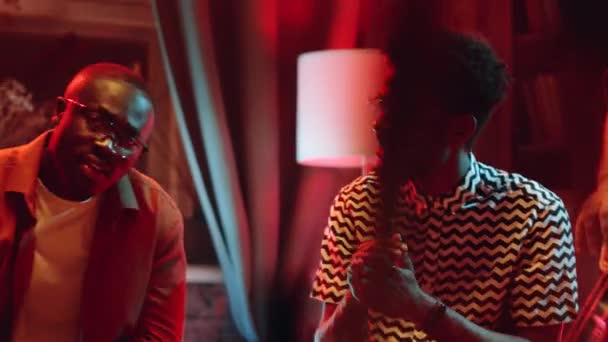Panning Shot Van Twee Afro Amerikaanse Vocalisten Zingen Een Lied — Stockvideo