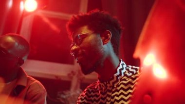 Afrika kökenli Amerikalı genç bir adamın bandoyla konser verirken şarkı söylediği yavaş çekim.