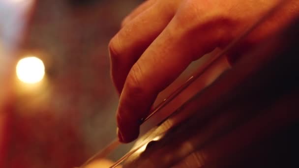 Close Tiro Foco Seletivo Mão Músico Masculino Tocando Contrabando Durante — Vídeo de Stock