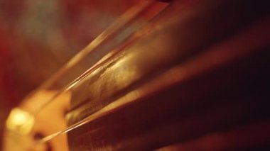 Kaçak müzik çalarken telleri koparan tanınmayan müzisyenin seçici odak fotoğrafını kapat
