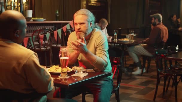 남자의 식사를 술집에 앉아서 것들에 이야기하는 — 비디오
