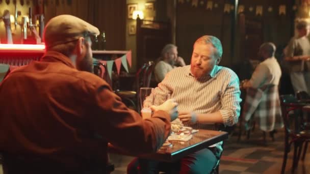Dwóch Dojrzałych Białych Przyjaciół Spędzających Razem Weekend Pubie Pijąc Piwo — Wideo stockowe
