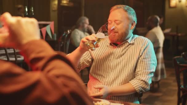 Dwóch Białych Przyjaciół Spędza Razem Weekend Pubie Pijąc Piwo Rozmawiając — Wideo stockowe