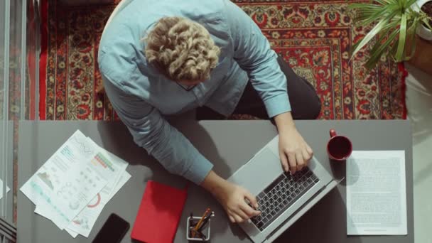 Shora Dolů Záběr Běru Bělošského Podnikatele Pracující Notebooku Kancelářského Stolu — Stock video
