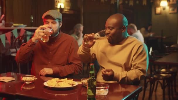 Média Filmagem Etnicamente Diversificada Homens Sentados Juntos Bar Bebendo Deliciosa — Vídeo de Stock