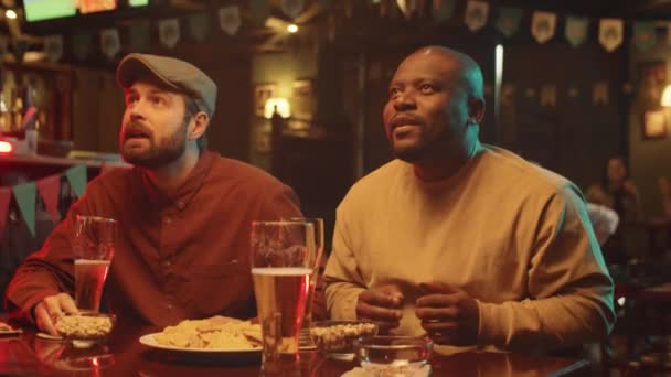 Filmación Media Hombres Afroamericanos Caucásicos Pasando Noche Juntos Pub Viendo — Vídeo de stock