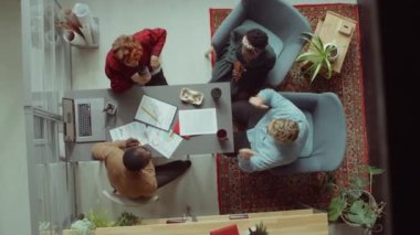 Toplantı masasında yan yana otururken el ele tutuşup silah çeken çok ırklı iş adamlarının en alt kademesi.