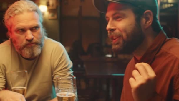 Średni Portret Przystojnych Mężczyzn Spędzających Razem Wieczór Gastropubie Pijących Piwo — Wideo stockowe