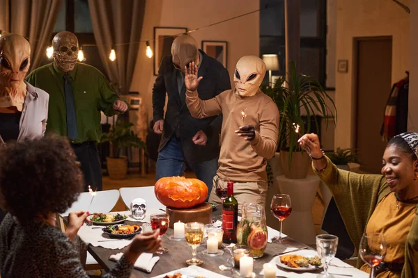 La gente se divierte durante la fiesta de Halloween — Foto de Stock