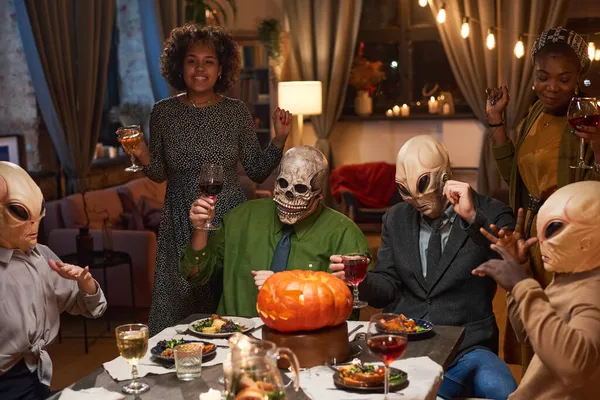 Gente bebiendo vino en la fiesta de Halloween —  Fotos de Stock