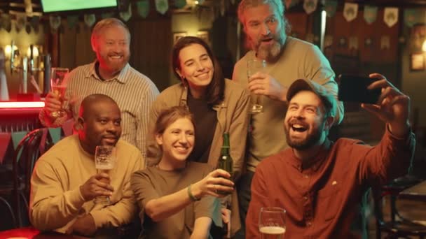 Kelompok Enam Sahabat Menghabiskan Malam Yang Indah Bersama Sama Pub — Stok Video