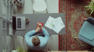 Kafkasyalı iş adamının masa başında çalışmasını, sonra da Afrika kökenli Amerikalı meslektaşını el sıkışarak ofiste kahve içmek için selamlamasını.